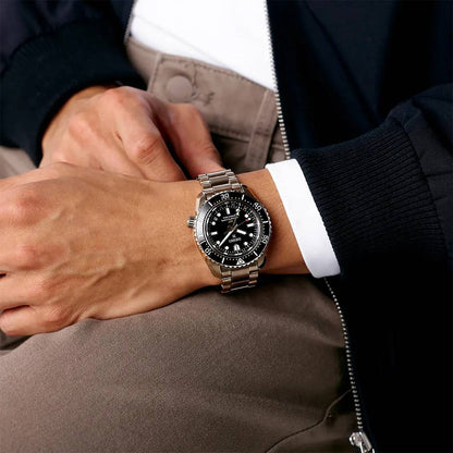 A Seiko Prospex premium sports watch that combines practicality and durability HBC002J1