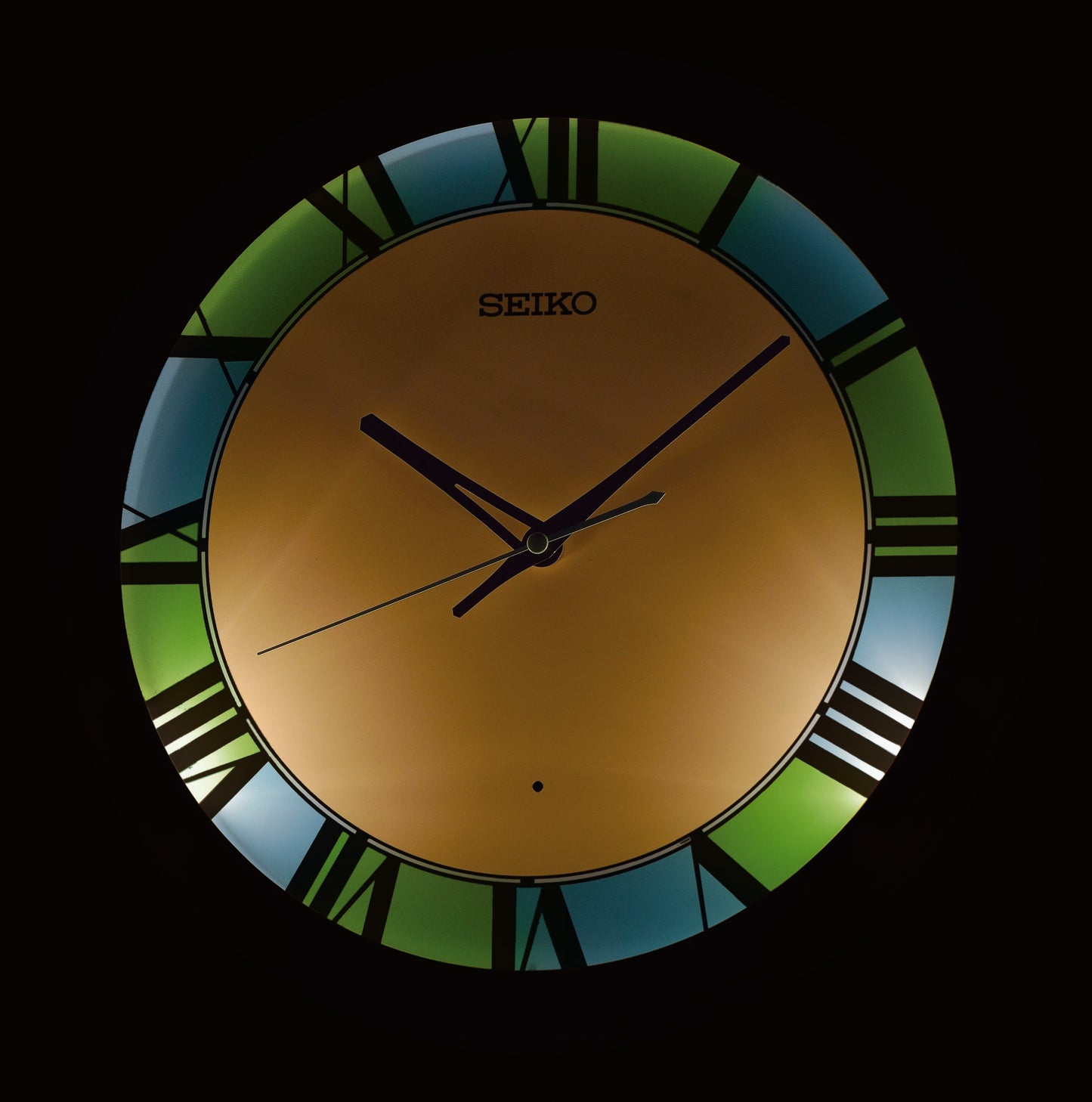 ساعة حائط سيكو بهيكل بلاستيكي QHA010LL