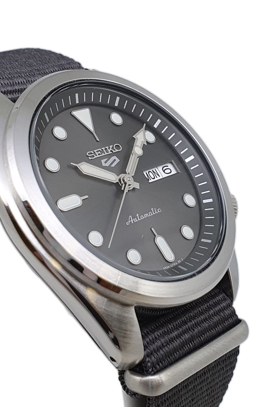 ساعة سيكو سبورت 5 فيس ليفت بحزام نايلون رمادي SRPE61K1