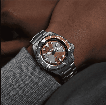 Seiko 5 Sports SKX Skeleton Style Brown Dial SRPJ47K1, bracelet